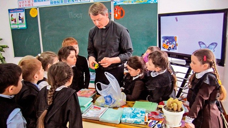 Der Priester Leopold Kropfreiter beim Religionsunterricht in einer Schule in Kasachstan - Archivaufnahme