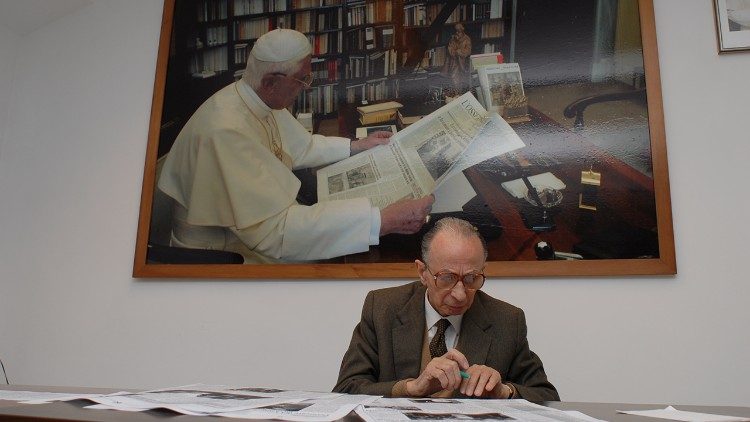 Mario Agnes nella redazione de L'Osservatore Romano