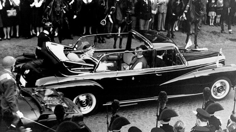 Pope John XXIII on board the Mercedes 300d