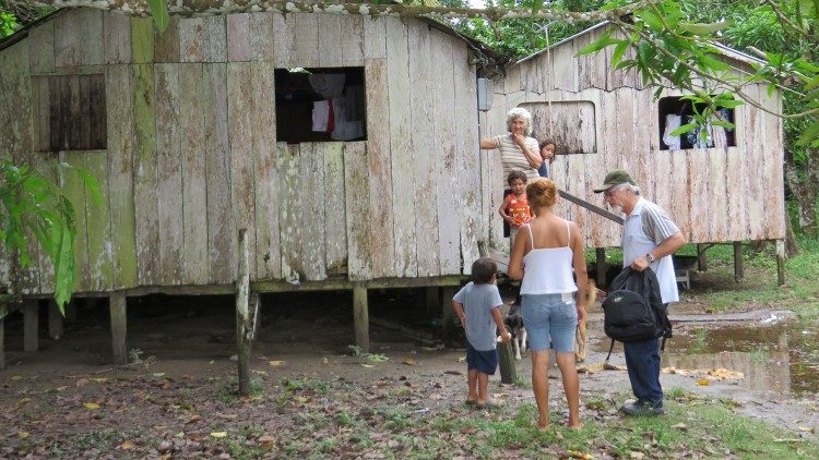 Padre Firmino Cachada visitando comunidades na Amazônia