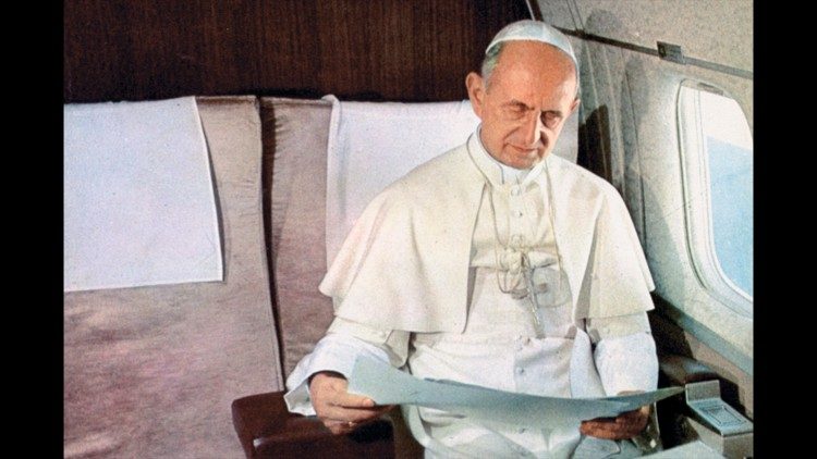 El Papa Pablo VI viajando en avión.