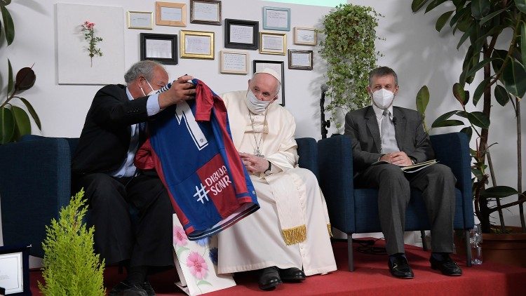 Al Papa in dono una maglia. di calcio