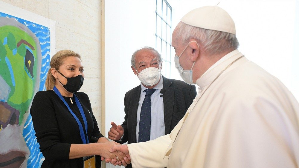 Papst Franziskus begrüßt die First Lady Argentiniens, Fabiola Yáñez