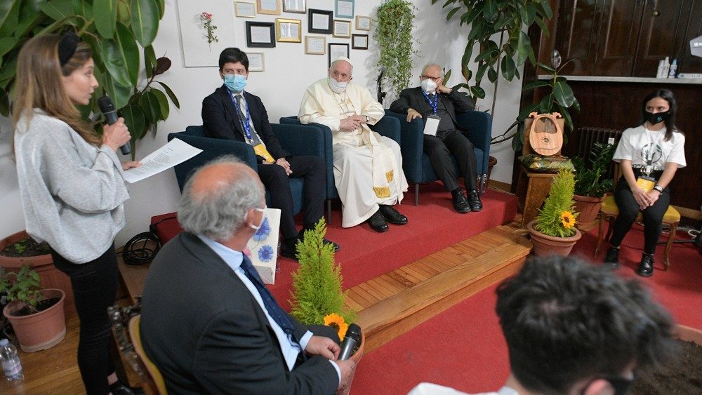 Papst Franziskus bei seinem Besuch am römischen Sitz von Scholas Occurrentes