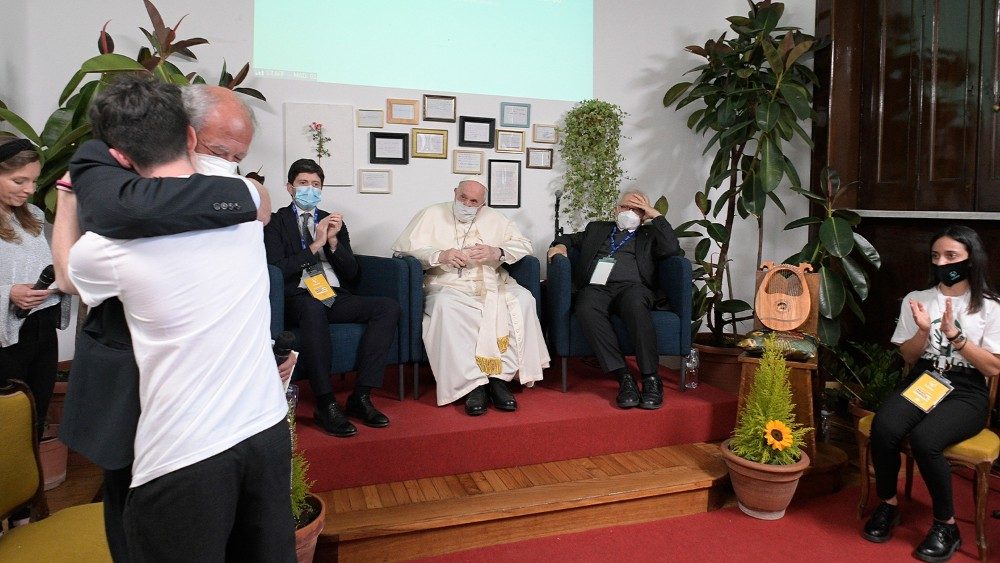 Papst Franziskus bei seinem Besuch am römischen Sitz von Scholas Occurrentes