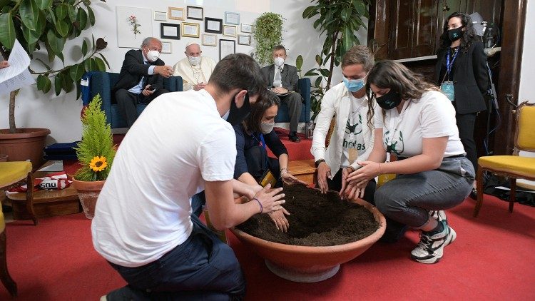 Young people dig a symbolical well during the Pope's meeting with Scholas Occurrentes