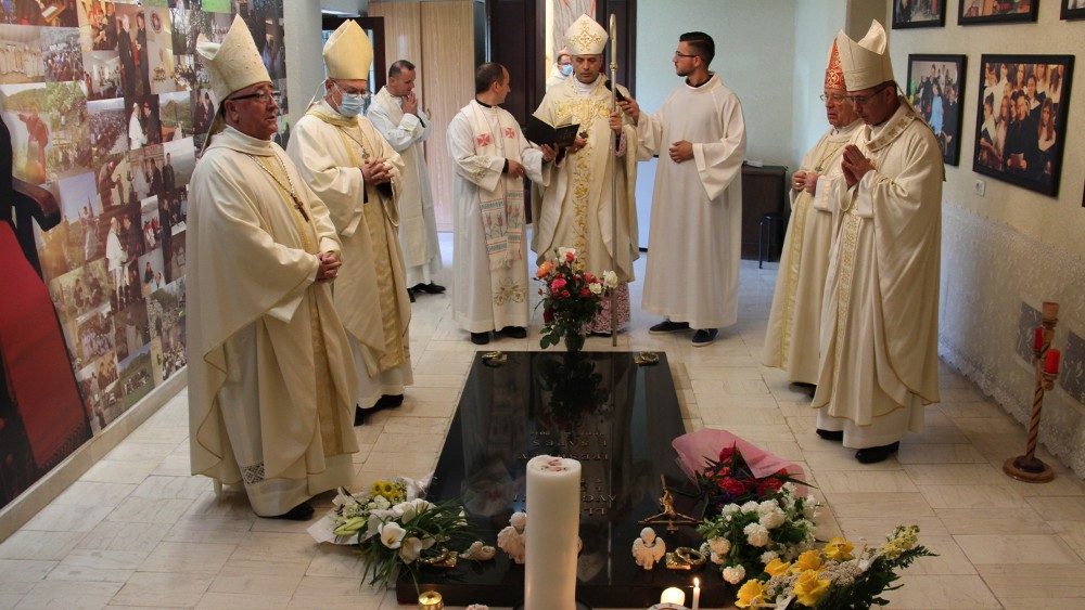 2021.05.22 Messa in ricordo di Mons Lucian Avgustini a Sapa Albania