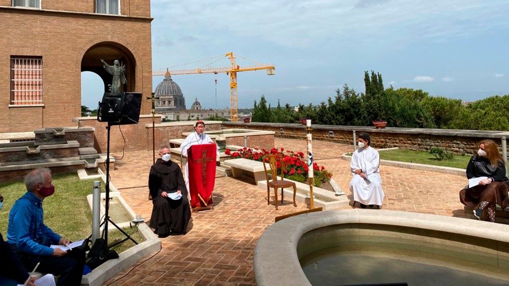 Il cardinale Tagle, padre Zampini e padre Perry all'incontro di preghiera a Roma