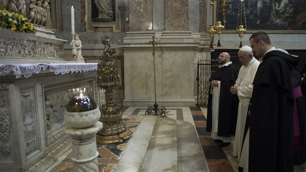 Pápež František sa modlí pri hrobe sv. Dominika v októbri 2017