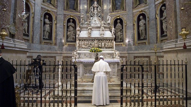 Le Pape François en prière sur la tombe de saint Dominique à Bologne, le 1er octobre 2017.
