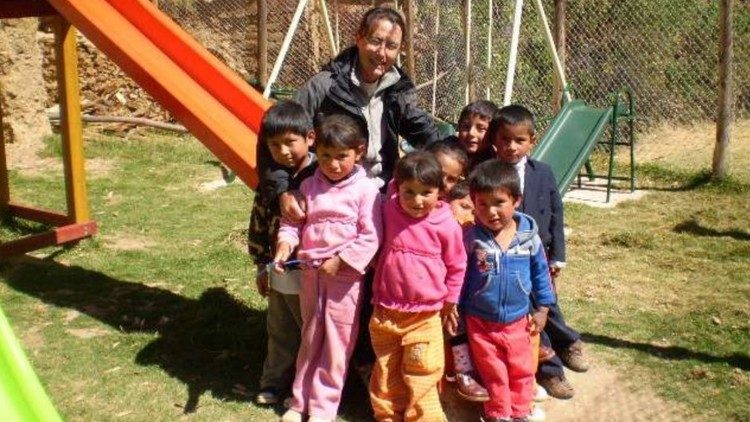Nadia De Munari, con alcuni bambini di Chambara, villaggio sulle Ande peruviane