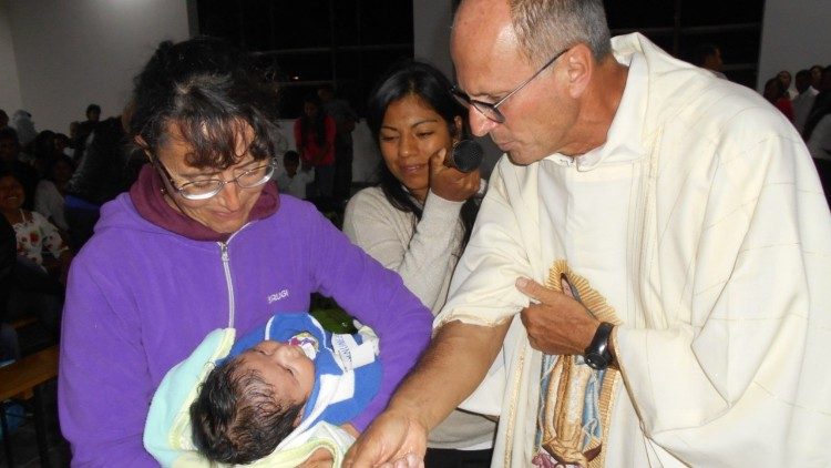 Nadia De Munari (a sinistra)  la missionaria laica uccisa in Perù, ad un battesimo officiato da padre Armando Zappa (a destra)