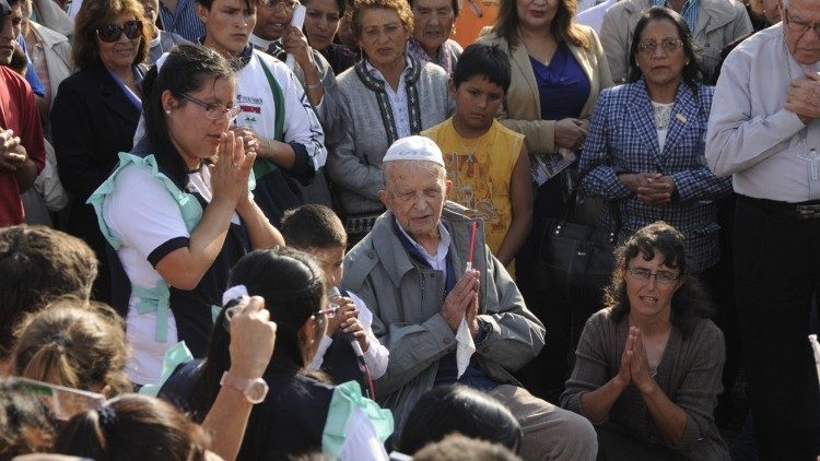 Nadia De Munari (seduta a destra) con padre Ugo De Censi (al centro) all'inaugurazione degli asili "Mamma Mia" a Nuevo Chimbote