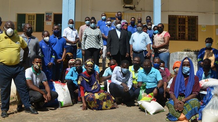 Equipa UCM com um grupo de deslocados do terrorismo em Cabo Delgado