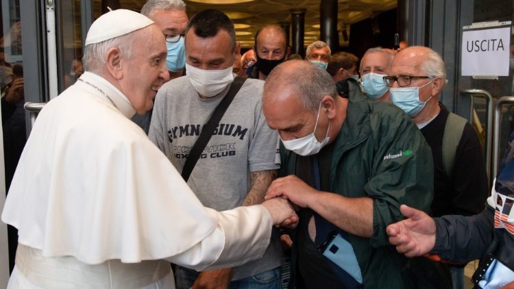 Franziskus bei einer Begegnung mit Obdachlosen im Vatikan (Mai 2021): Armut und die Solidarität mit Bedürftigen ist ein Schlüsselthema seines Pontifikates