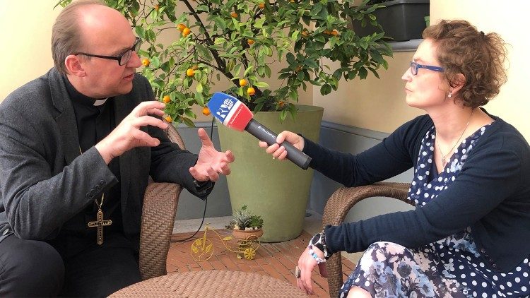 Der Innsbrucker Diözesanbischof Hermann Glettler im Interview mit Stefanie Stahlhofen von Radio Vatikan/Vatican News