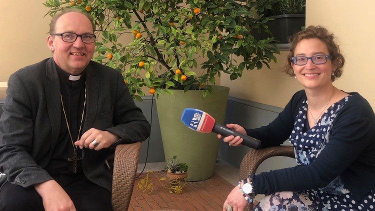 Der Innsbrucker Diözesanbischof Hermann Glettler im Interview mit Stefanie Stahlhofen von Radio Vatikan/Vatican News 