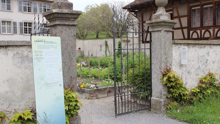  Der Eingang zum Laudato si Garten des Klosters Fahr