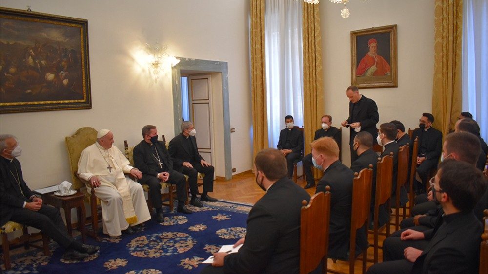 2021.05.28 Papa Francesco in visita alla Pontificia Accademia ecclesiastica