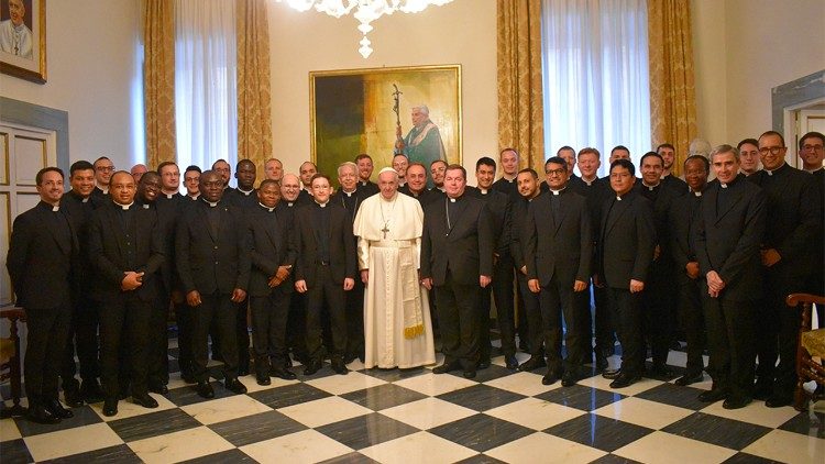 Papež Frančišek s skupnostjo Papeške cerkvene akademije