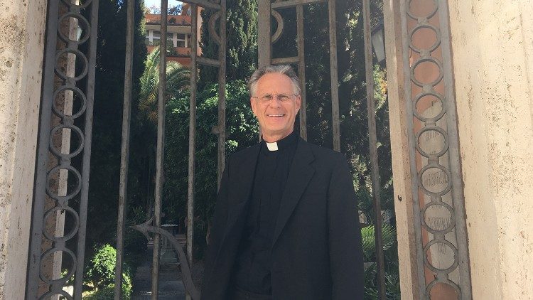 Rektor Fischer vor dem Eingang zum Campo Santo Teutonico