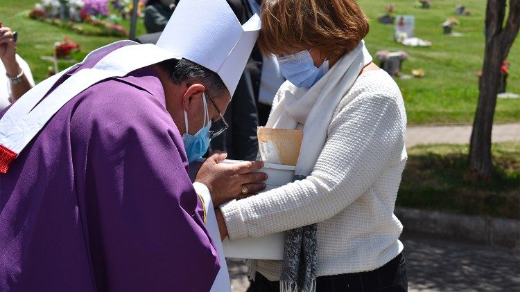  Obispo Auxiliar de Quito da cristiana sepultura a 25 bebés que fueron abortados.