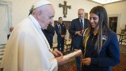 Papa-Francesco-ha-ricevuto-in-udienza-la-delegazione-di-Athletica-Vaticana-3.jpg