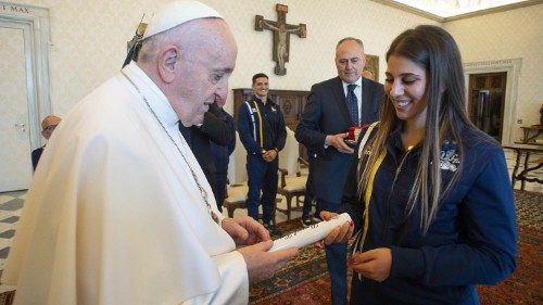 Papa à delegação da Athletica Vaticana: o esporte que “corre junto”