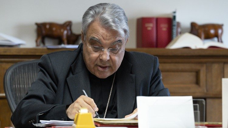 El Cardenal Marcello Semeraro en su oficina