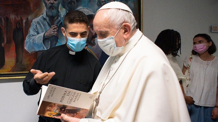 Pe. Bruno Franguelli ao entregar a nova edição da obra ao Papa Francisco na última segunda-feira (24)