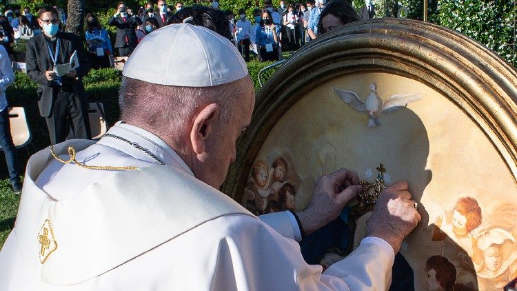 Papa Francesco lo scorso anno alla conclusione del mese di maggio nei Giardini Vaticani