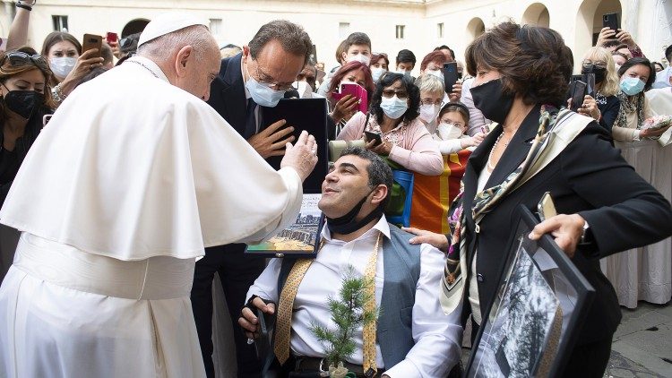 Papa Francesco benedice Michael Haddad