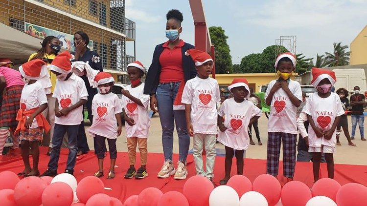 Crianças em Luanda (Angola), assinalam o 1° de junho, Dia Internacional da Criança