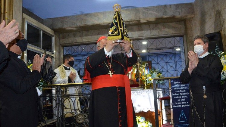 Cardeal Orani Tempesta com a Imagem de Nossa Senhora Aparecida
