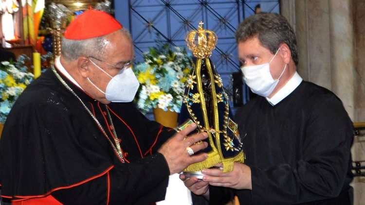 Dom Orani e o reitor do Santuário Nacional de Aparecida, padre Eduardo Catalfo