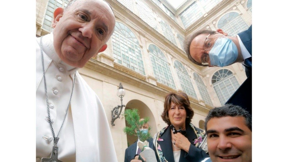 2021.06.02 Selfie di Michael Haddad, ambasciatore Onu per il clima, con Papa Francesco