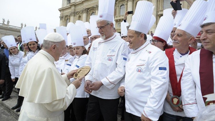 El Papa saluda a los cocineros en la audiencia General del 2 de mayo de 2018