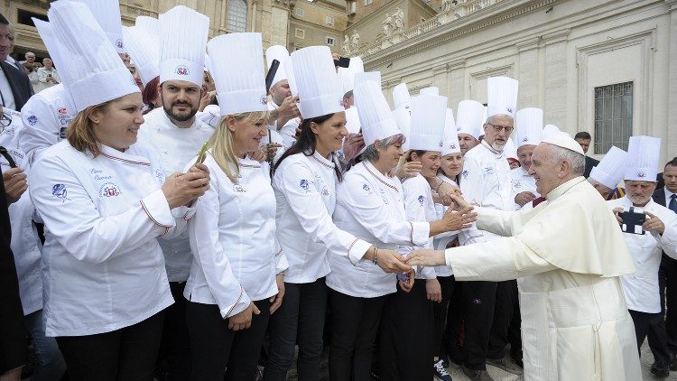 Papa com um grupo de cozinheiros da Toscana na Audiência Geral de 2 de junho