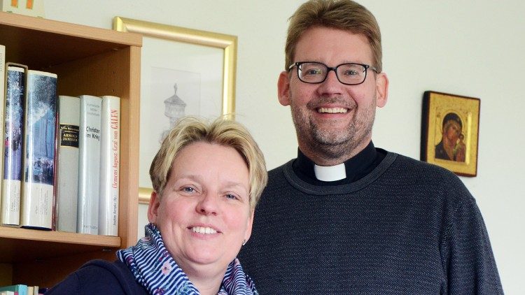 Pfarrer Ulrich Schulte Eistrup mit seiner Schwester Veronika Heitplatz (Foto: Bistum Münster - Gudrun Niewöhner)