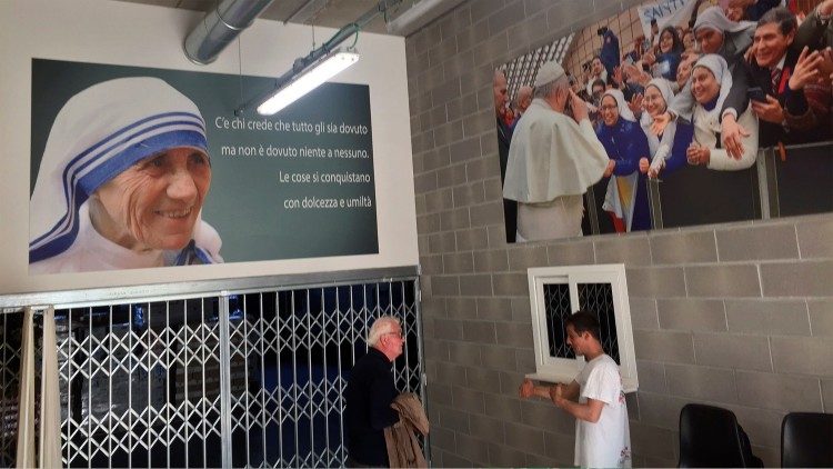 Santa Teresa di Calcutta e Papa Francesco nei panelli fotografici in un ingresso del Centro di solidarietà cristiana di Mestre