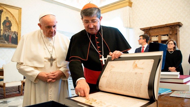 El Papa Francisco junto al cardenal Giuseppe Betori, arzobispo de Florencia