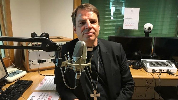 Bischof Stefan Oster im Studio von Radio Vatikan in Rom