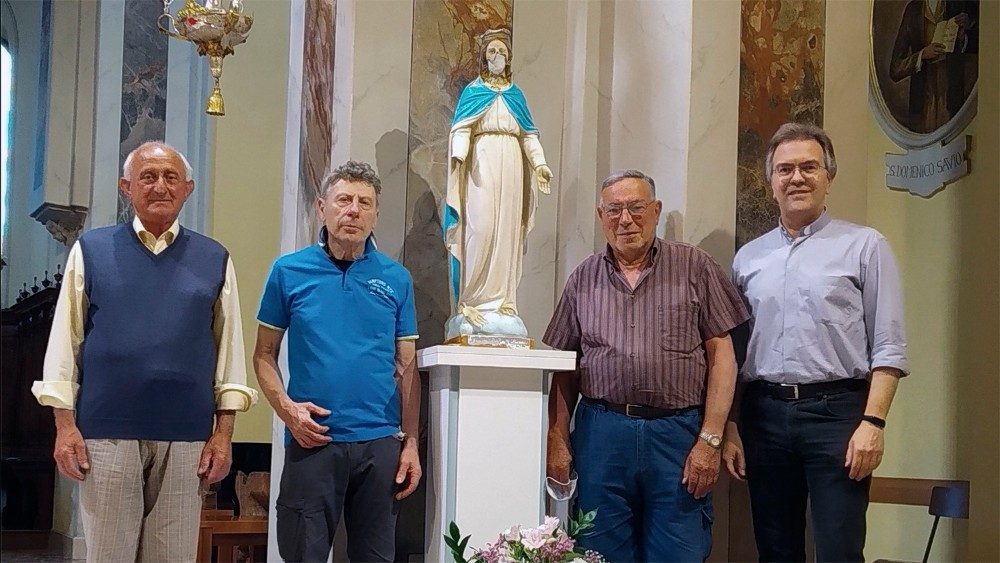 La statua della Vergine Maria di Batnaya (Iraq) a Giussano. Don Giuseppe Corbari (primo a destra) e il restauratore Franco Elli (secondo da sinistra) con Aurelio Villa e Fiorino Sironi, che hanno collaborato nel restauro
