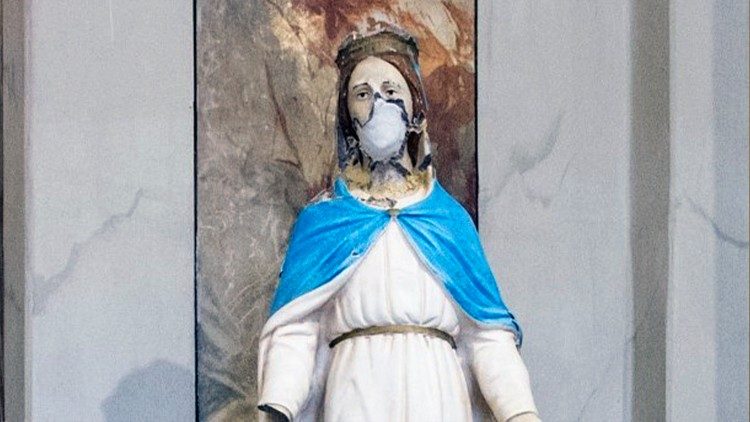 Un primo piano della statua della Beata Vergine Maria arrivata da Batnaya