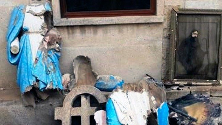 Socha Panny Márie zničená ISIS-om v meste Batnaya