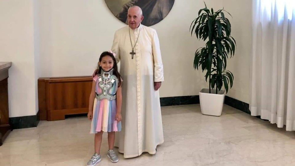 Papa Francesco con la piccola Noemi, ferita dalla camorra (foto Facebook, Tania Esposito)