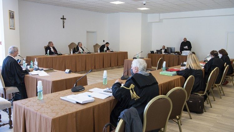 Audience du procès dans une salle des Musées du Vatican