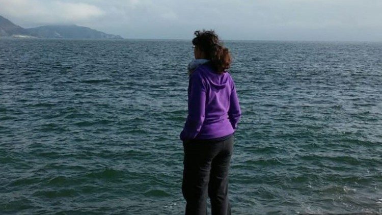 Nadia De Munari guarda l'Oceano Pacifico dalla costa peruviana