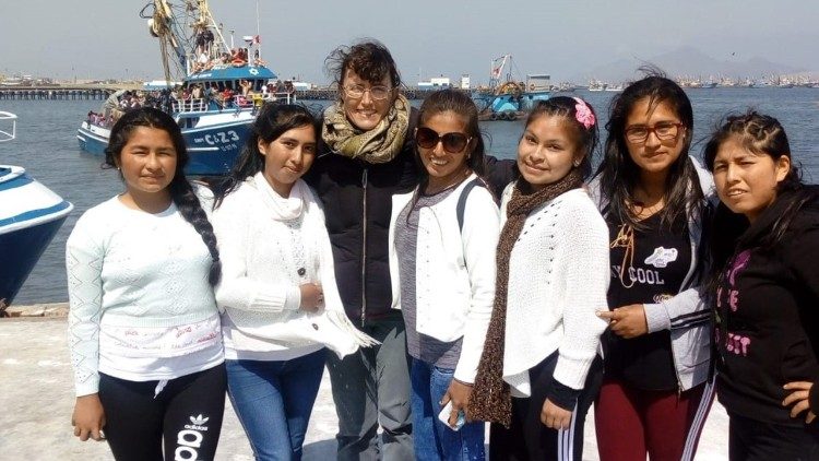 Nadia De Munari (terza da sinistra) con un gruppo di giovani volontarie peruviane impegnate negli asili di Nuevo Chimbote che lei coordinava