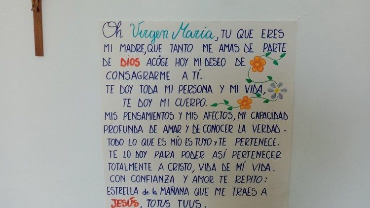 La preghiera alla Vergine Maria scritta da Nadia De Munari e appesa sulla parete della cappellina vincina alla sua camera, dove è stata aggredita nella notte tra il 20 e il 21 aprile